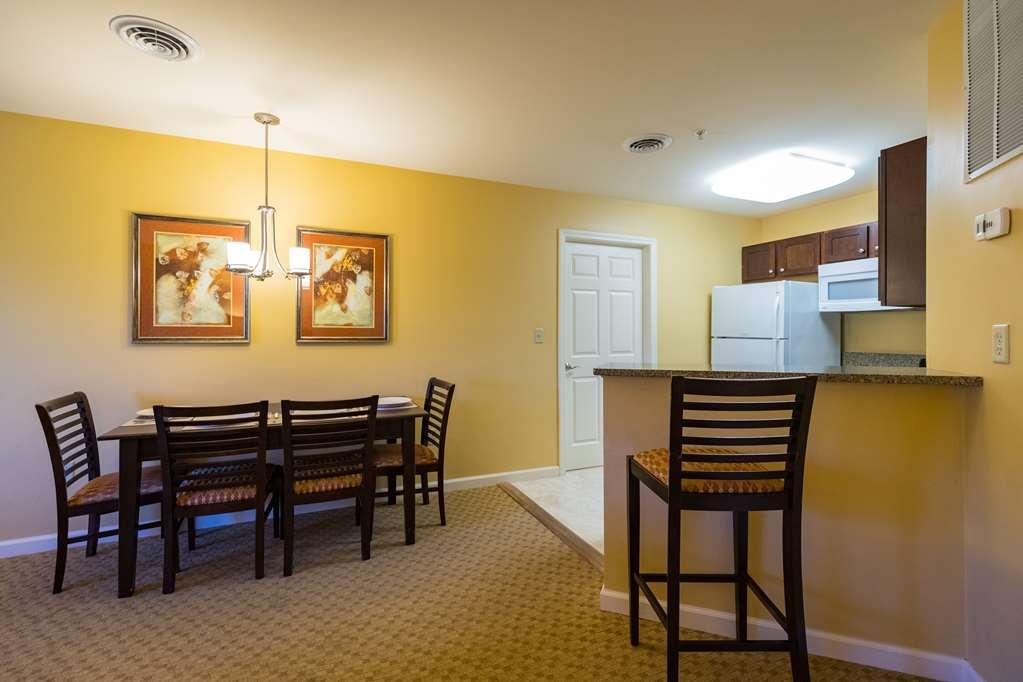 Vacation Village In The Berkshires Hancock Rom bilde A typical kitchen and dining area in a typical two-bedroom villa