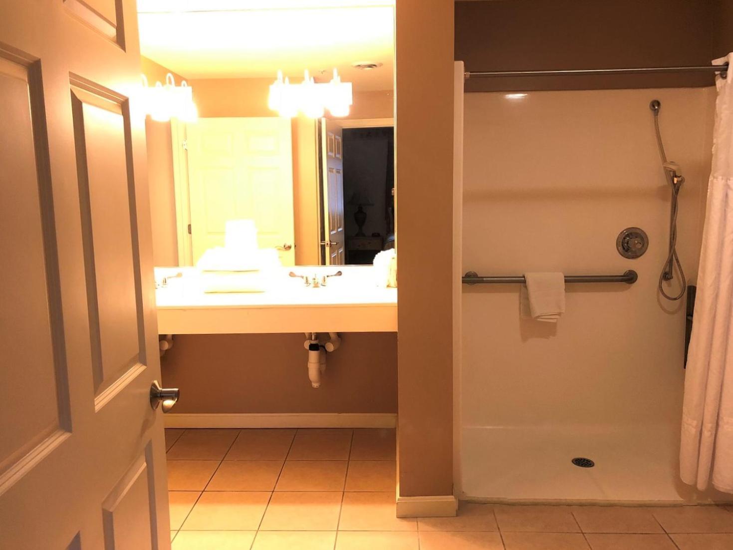 Vacation Village In The Berkshires Hancock Rom bilde A typical bathroom in a hotel