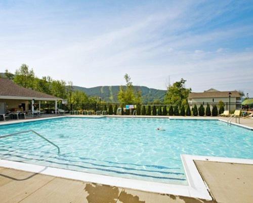 Vacation Village In The Berkshires Hancock Eksteriør bilde The pool at the Mountain Mile