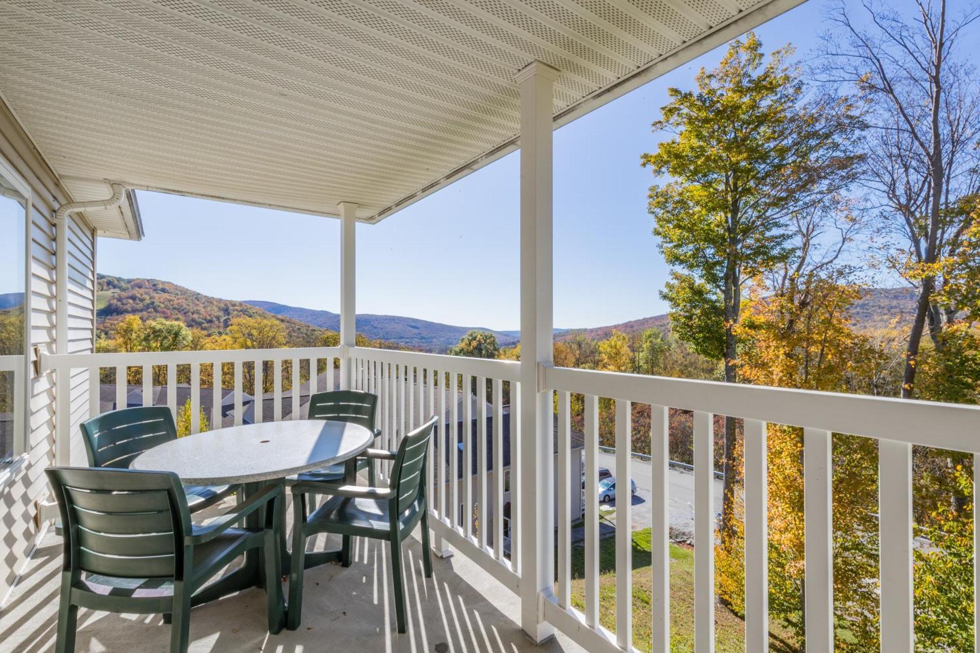 Vacation Village In The Berkshires Hancock Eksteriør bilde A balcony at the Riverview Apartments