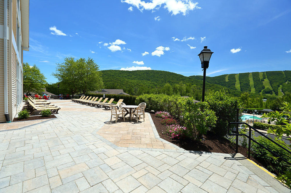 Vacation Village In The Berkshires Hancock Eksteriør bilde The patio at the Mountain View Grand Resort