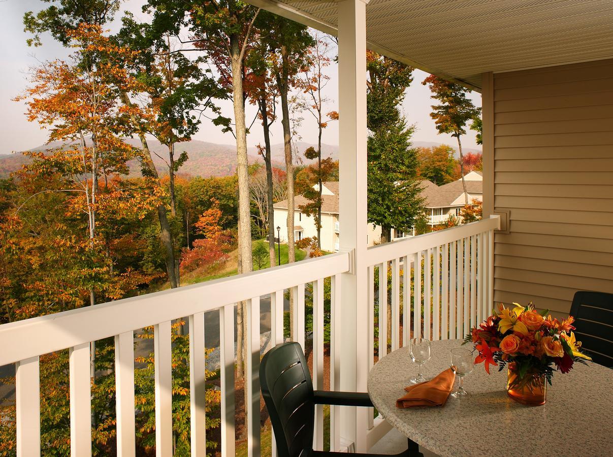 Vacation Village In The Berkshires Hancock Eksteriør bilde A typical balcony at the Inn at the Opera House