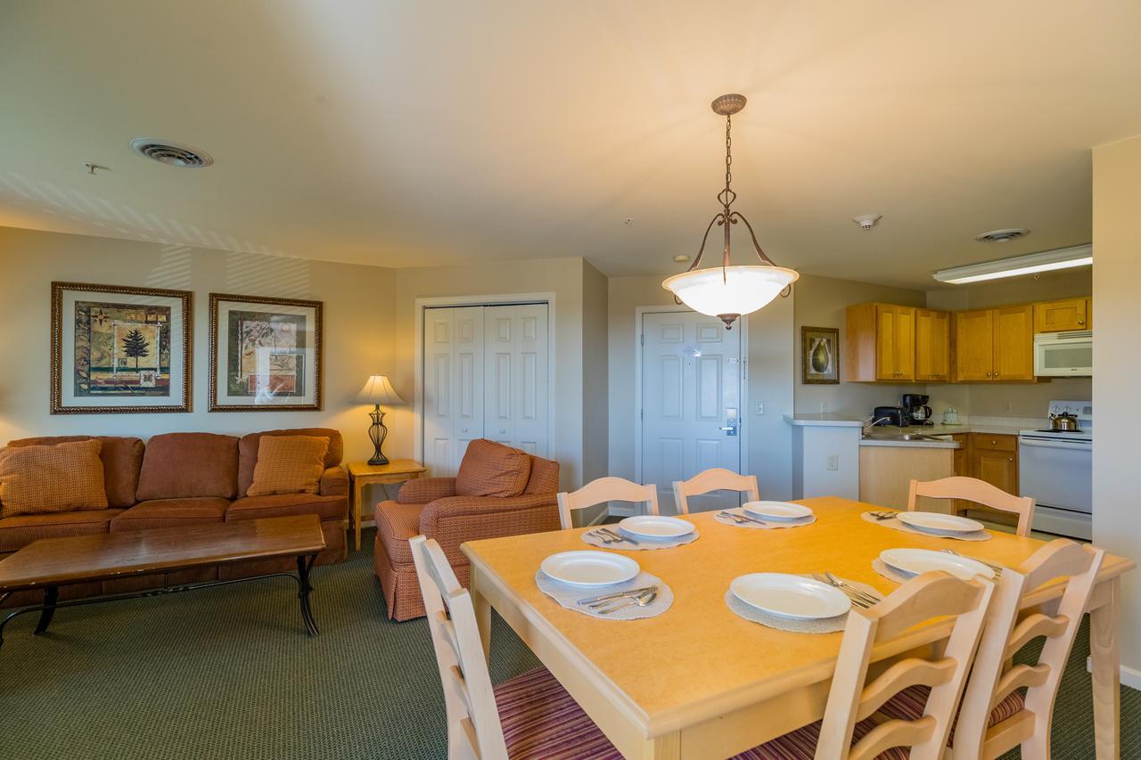Vacation Village In The Berkshires Hancock Eksteriør bilde A typical living room and kitchen in a two-bedroom villa at Disney's Old Faithful Inn